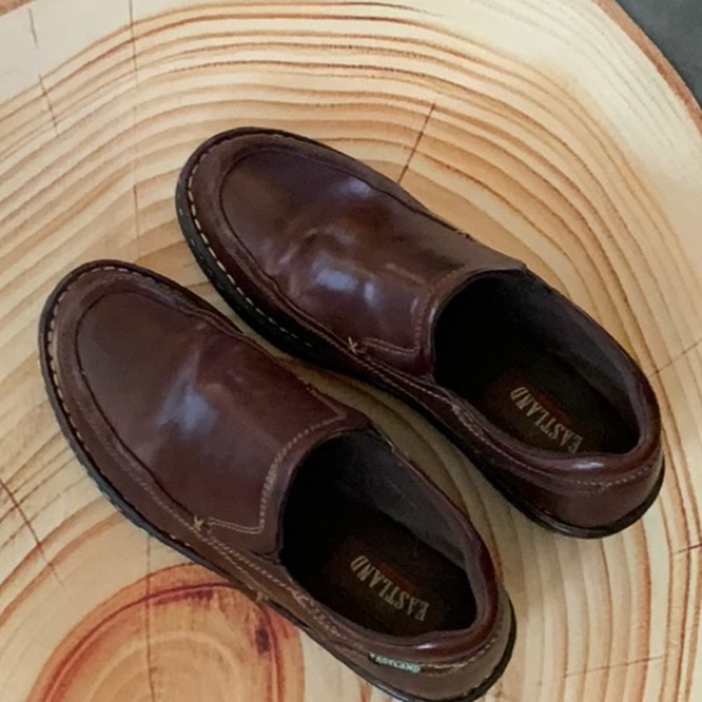 Eastland Women’s Molly Slip-on Shoe 8M.  Very good condition!